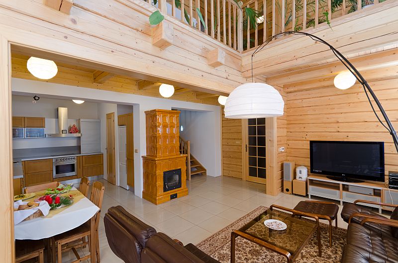 interier-masivni-drevostavba-srub-roubenka-obyvaci-pokoj-krbova-vlozka