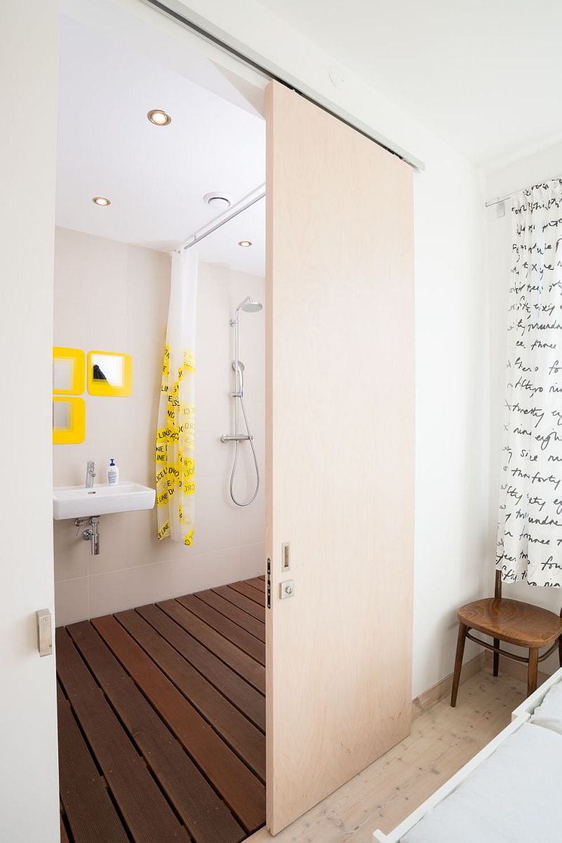 materialy-do-koupelny-drevo-moderni-interier-koupelna-sprchovy-kout-drevena-podlaha-keramicke-oklady