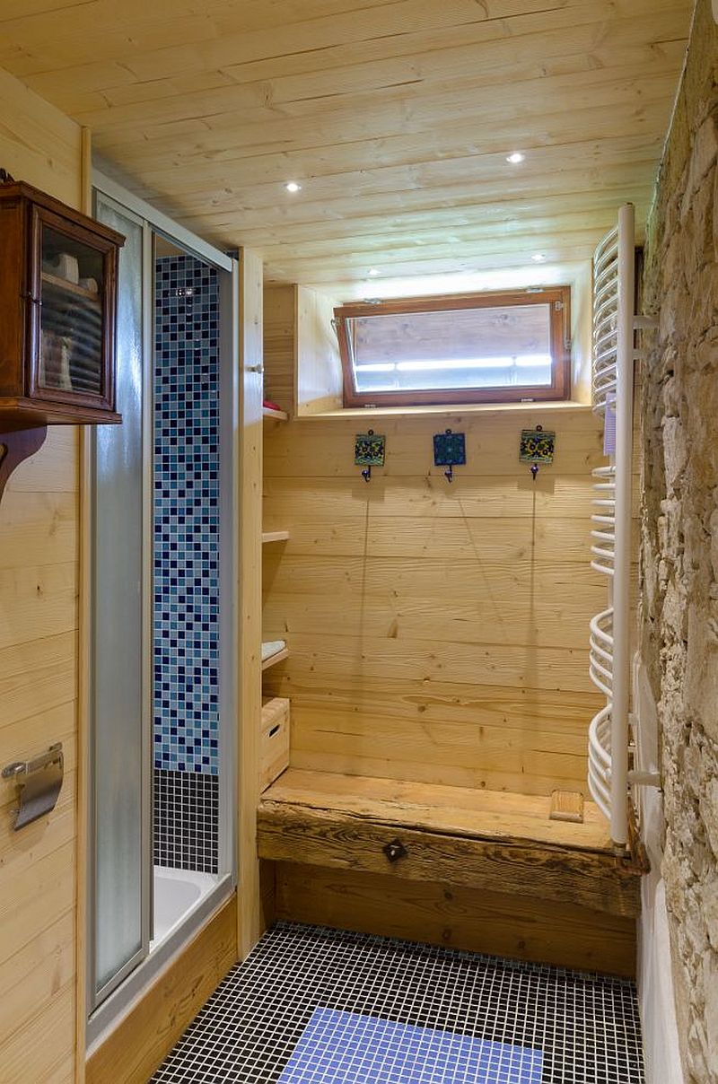 materialy-do-koupelny-drevo-moderni-interier-koupelna-sprchovy-kout-masivni-drevo-keramicke-oklady