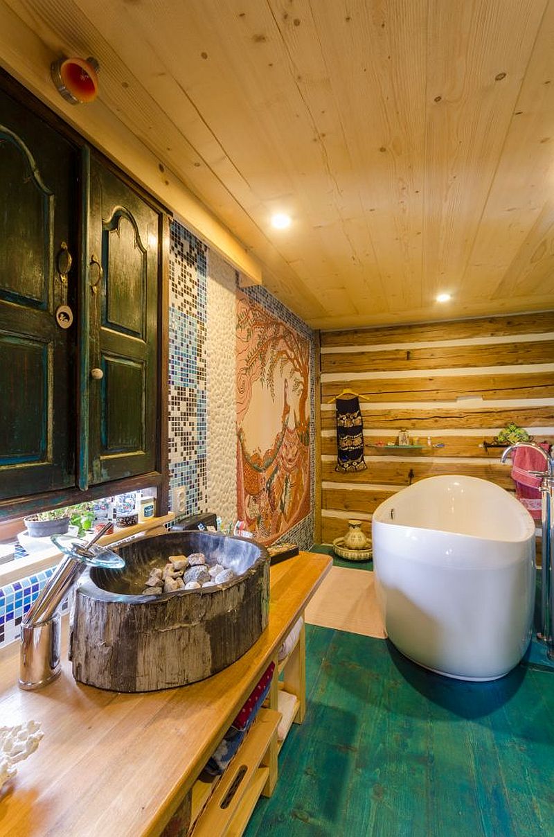 materialy-do-koupelny-drevo-rustikalni-styl-interier-koupelna-volne-stojici-vana-drevena-podlaha-keramicka-mozaika