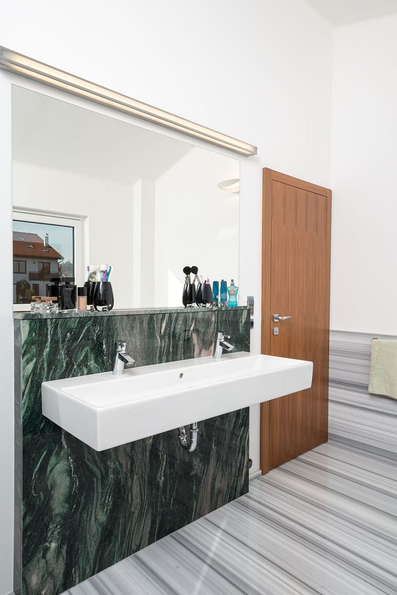 materialy-do-koupelny-kamen-moderni-interier-koupelna-dve-umyvadla-kamenny-oklad-drevene-dvere