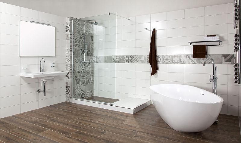 materialy-do-koupelny-keramika-moderni-interier-koupelna-volne-stojici-vana-sprchovy-kout-keramicke-oklady