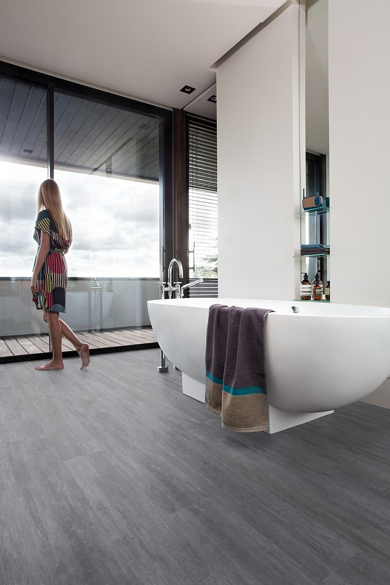 materialy-do-koupelny-vinyl-pvc--marmoleum-moderni-interier-koupelna-volne-stojici-vana-podlaha