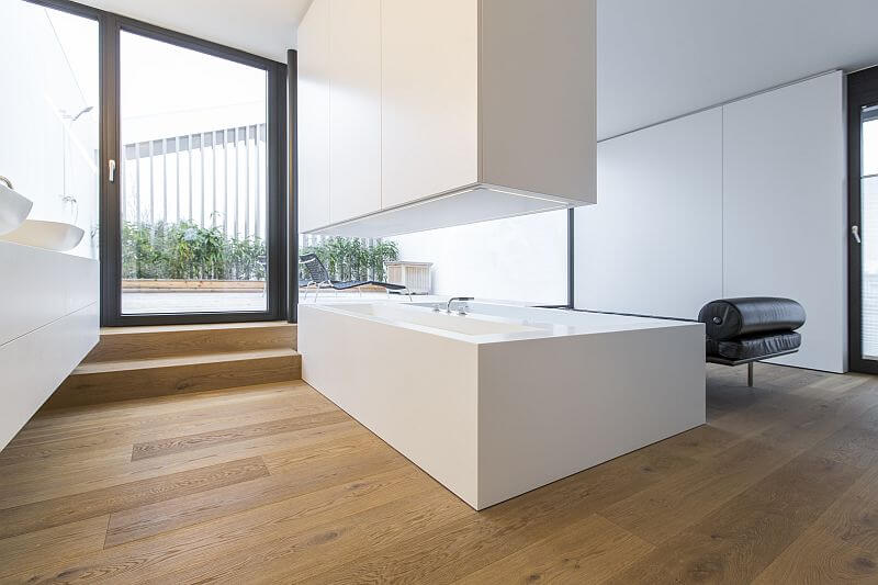 koupelna-elegantni-vana-v-prostoru-drevena-podlaha-admonter