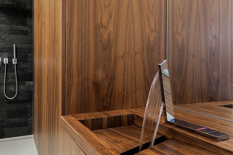 koupelna-luxusni-drevne-umyvadlo-designova-baterie-tekouci-voda-sapeka-watermark-uwd