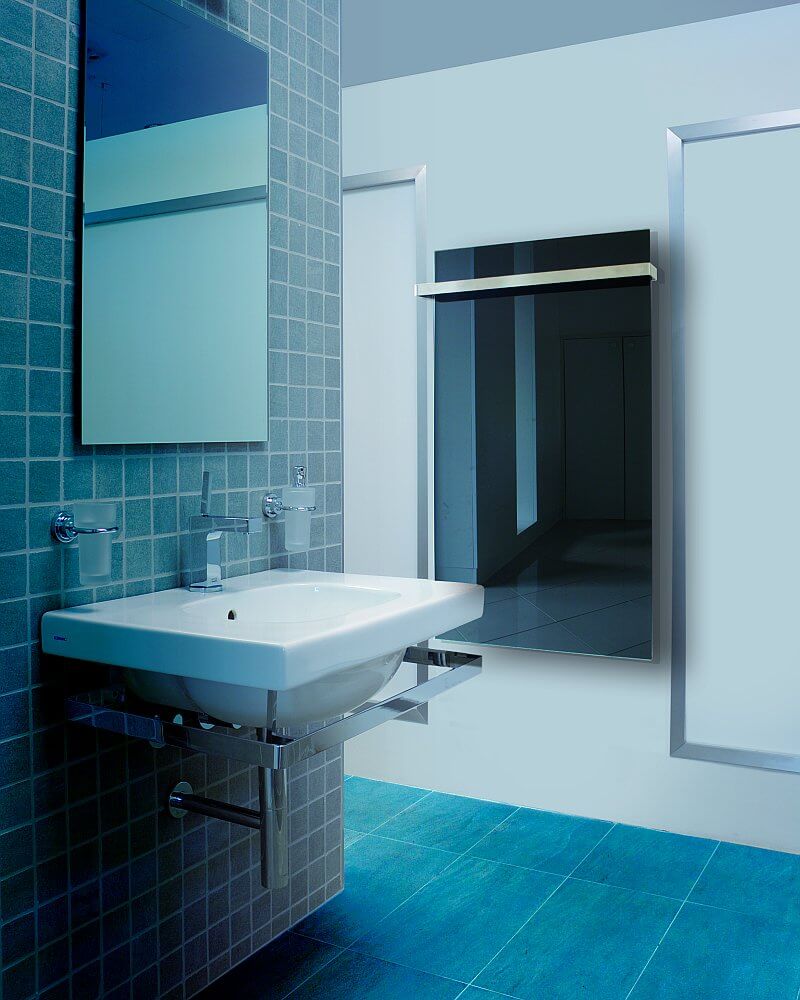 sklenene-otopne-panely-gr-fenix-instalace-na-stenu-interier-koupelna