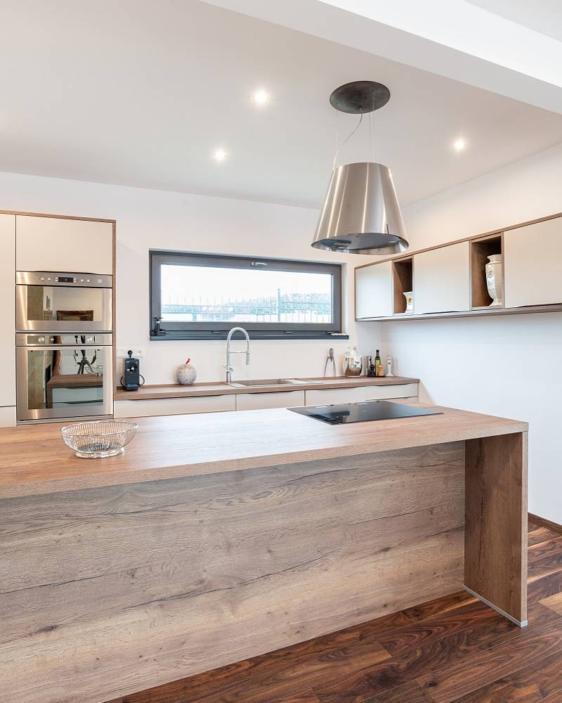 ostruvkova-prostorova-digestor-interier-kuchyne