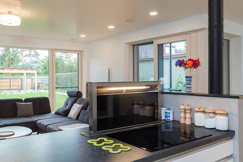 vestavna-digestor-zabudovana-v-kuchynske-desky-vysunuta