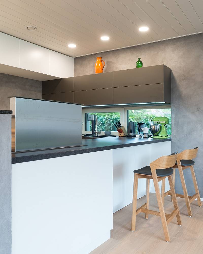 vestavna-digestor-zabudovana-v-kuchynske-skrinky-vysunuta