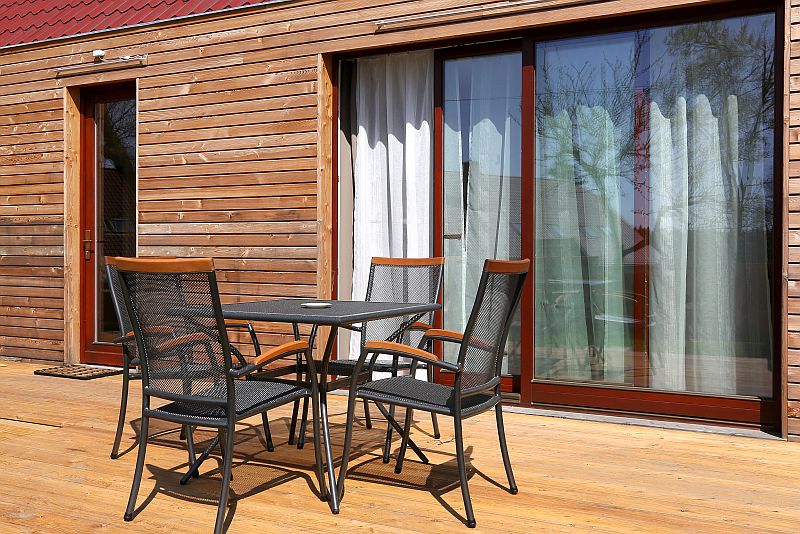 maly-dum-mini-drevostavba-na-klic-hutchhouse-exterier-terasa