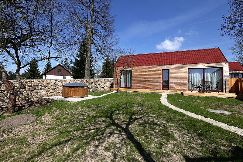 maly-dum-mini-drevostavba-na-klic-hutchhouse-exterier-zahrada