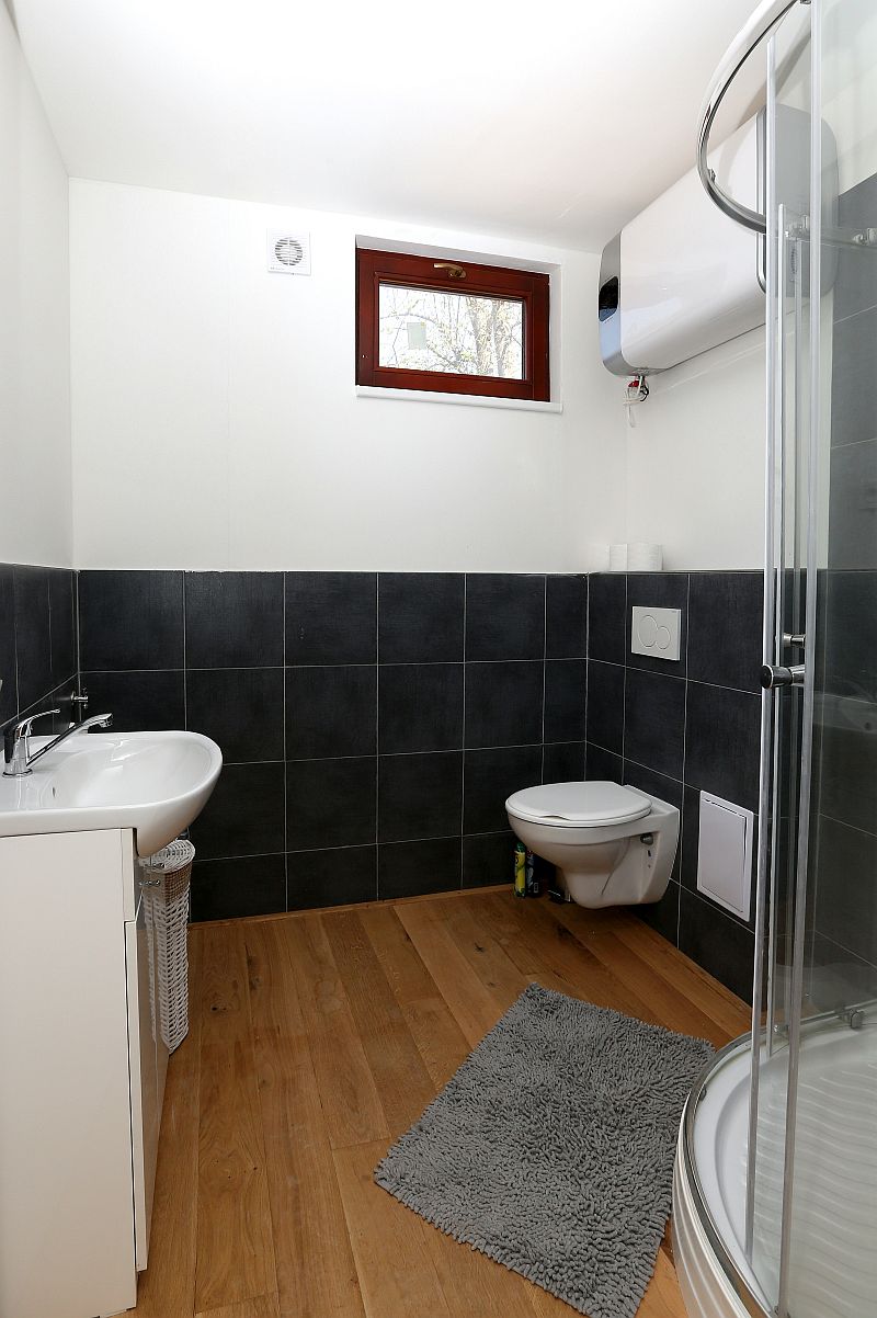 maly-dum-mini-drevostavba-na-klic-hutchhouse-interier-koupelna