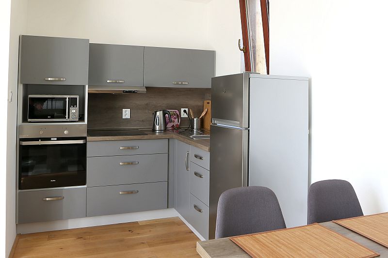 maly-dum-mini-drevostavba-na-klic-hutchhouse-interier-kuchyne