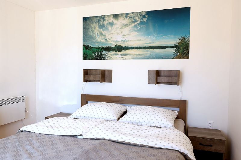 maly-dum-mini-drevostavba-na-klic-hutchhouse-interier-loznice