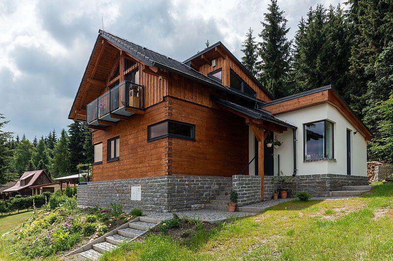 drevostavba-moderni-roubenka-z-lepenych-hranolu-ok-pyrus