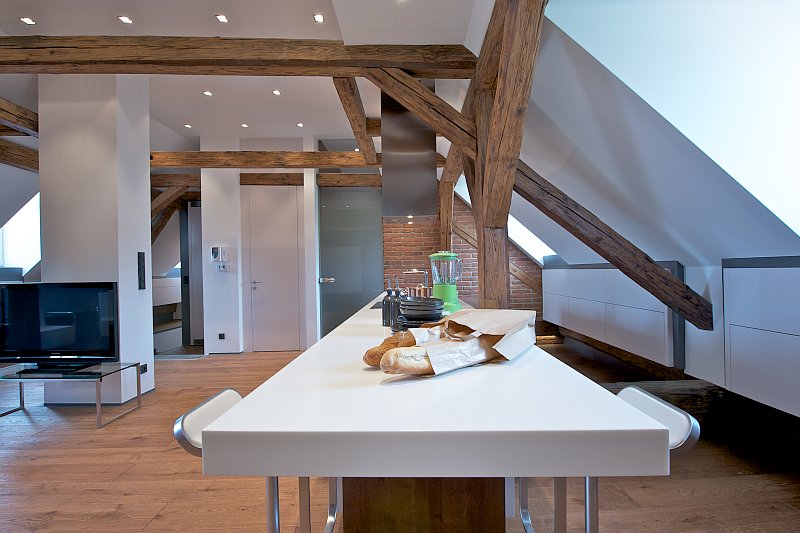 interier-hlavni-obytny-prostor-jidelni-stul-podkrovi