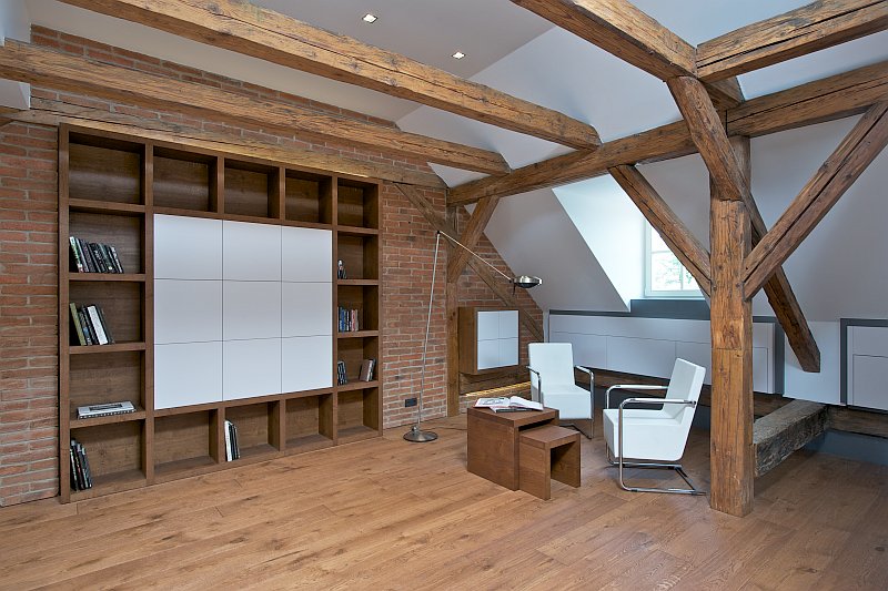 interier-obyvaci-pokoj-knihovna-podkrovi