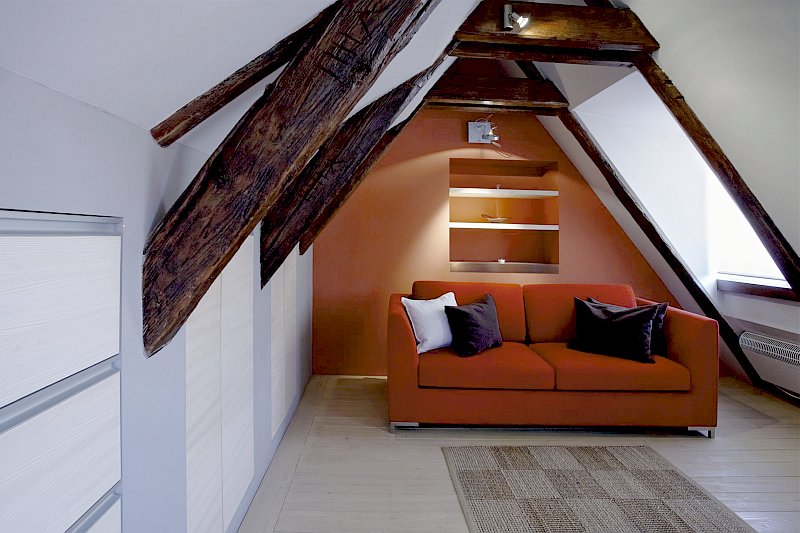 interier-podkrovi-cervena-pohovka