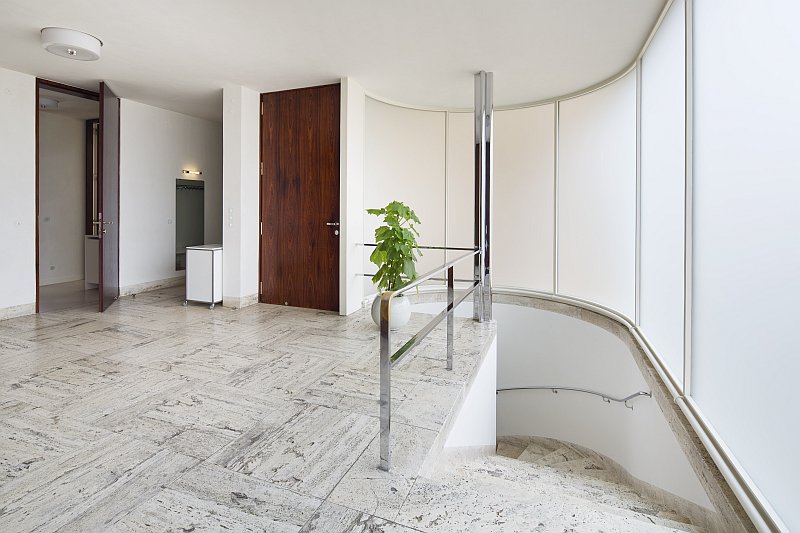 rako-tugendhat-vchod-chodba