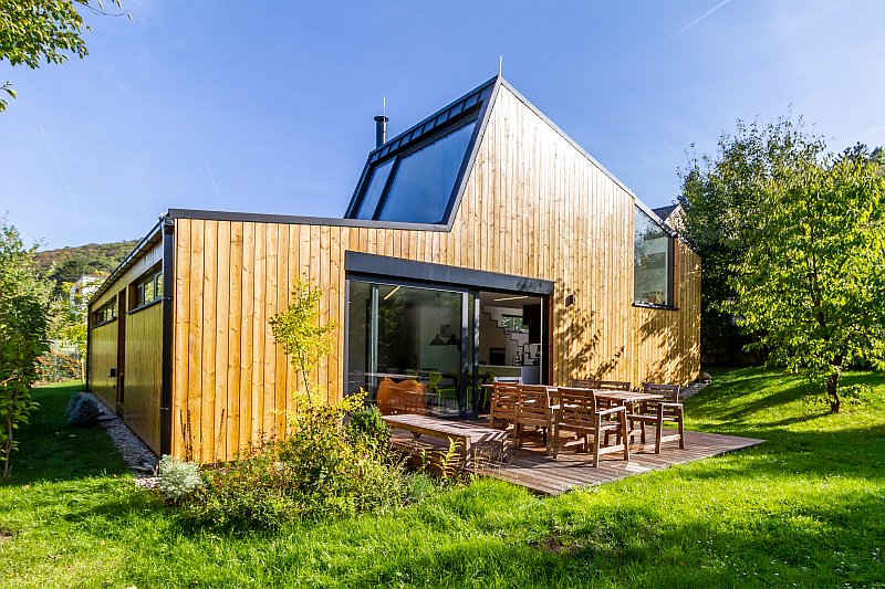 navsteva-drevostavby-bydleni-expresivne-studio-labor-13-exterier-drevena-fasada-velkoformatova-okna-terasa