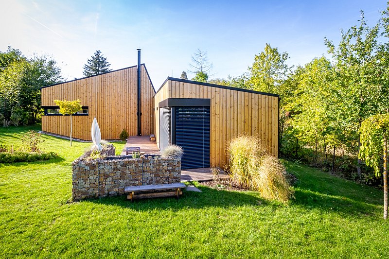 navsteva-drevostavby-bydleni-expresivne-studio-labor-13-exterier-modrinova-fasada-zahrada