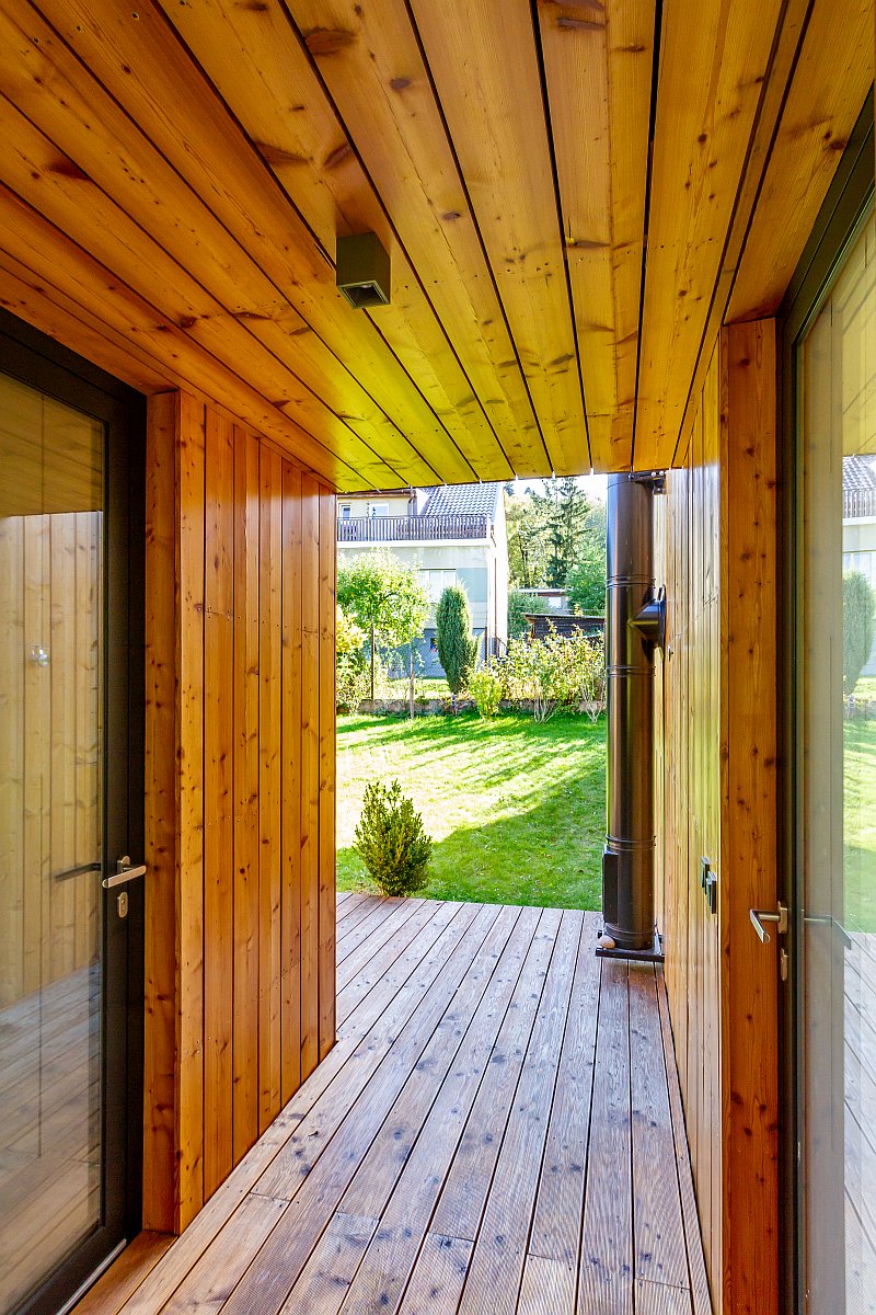 navsteva-drevostavby-bydleni-expresivne-studio-labor-13-exterier-vstupni-pruchod