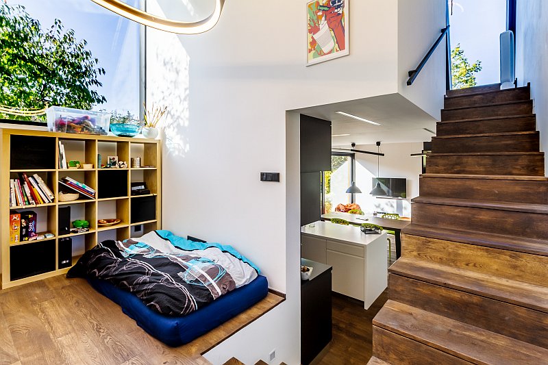 navsteva-drevostavby-bydleni-expresivne-studio-labor-13-interier-destky-pokoj-drevene-schody