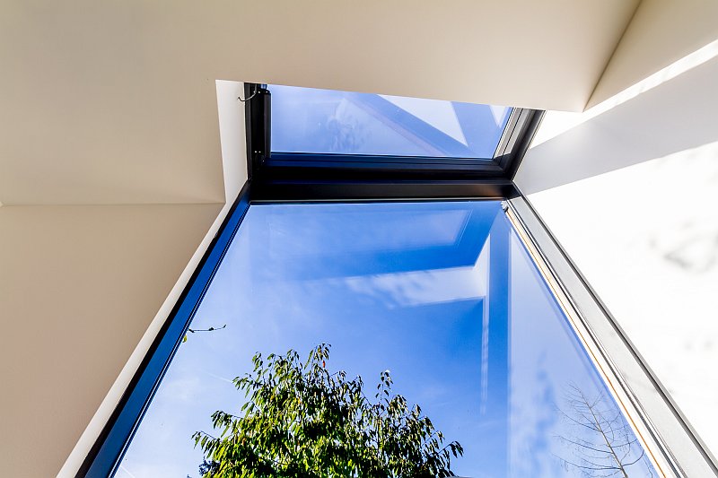 navsteva-drevostavby-bydleni-expresivne-studio-labor-13-interier-destky-pokoj-velkoformatove-okno-vyhled