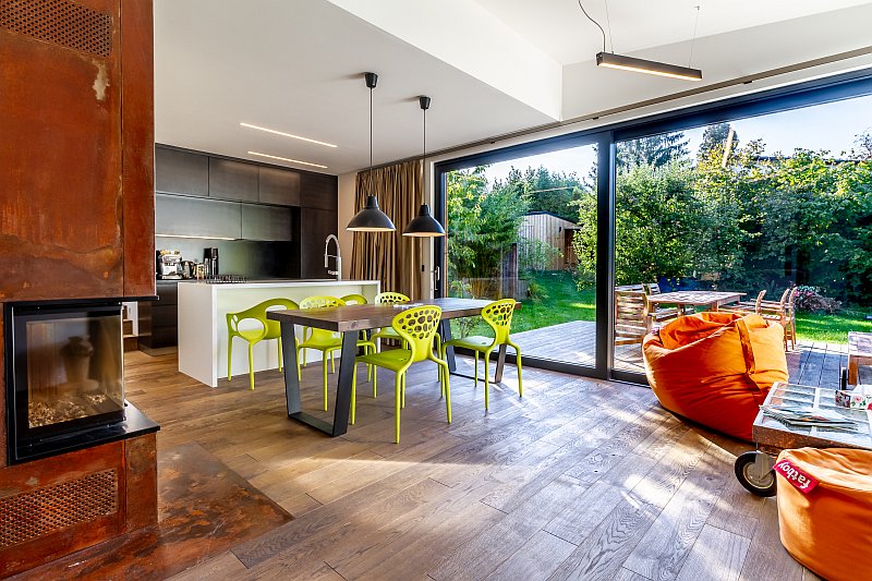 navsteva-drevostavby-bydleni-expresivne-studio-labor-13-interier-hlavni-obytny-prostor-krbova-kamna-kuchynsky-kout