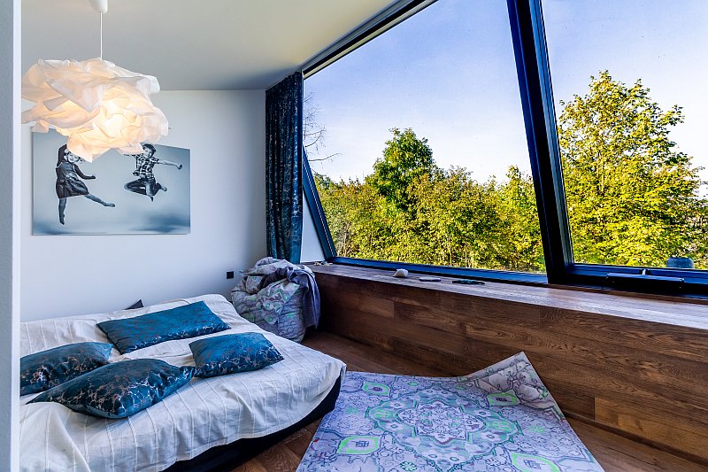 navsteva-drevostavby-bydleni-expresivne-studio-labor-13-interier-loznice-okna-vyhled