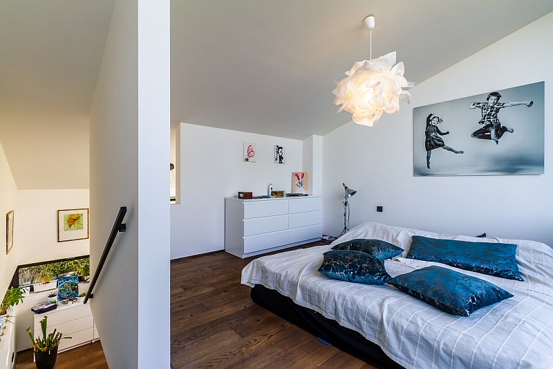 navsteva-drevostavby-bydleni-expresivne-studio-labor-13-interier-loznice