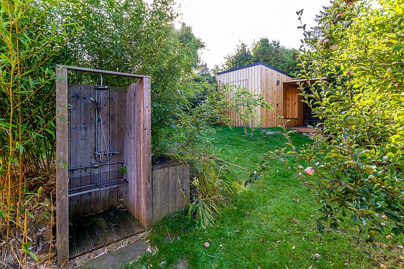 navsteva-drevostavby-bydleni-expresivne-studio-labor-13-zahradni-sprcha-zahradni-domek