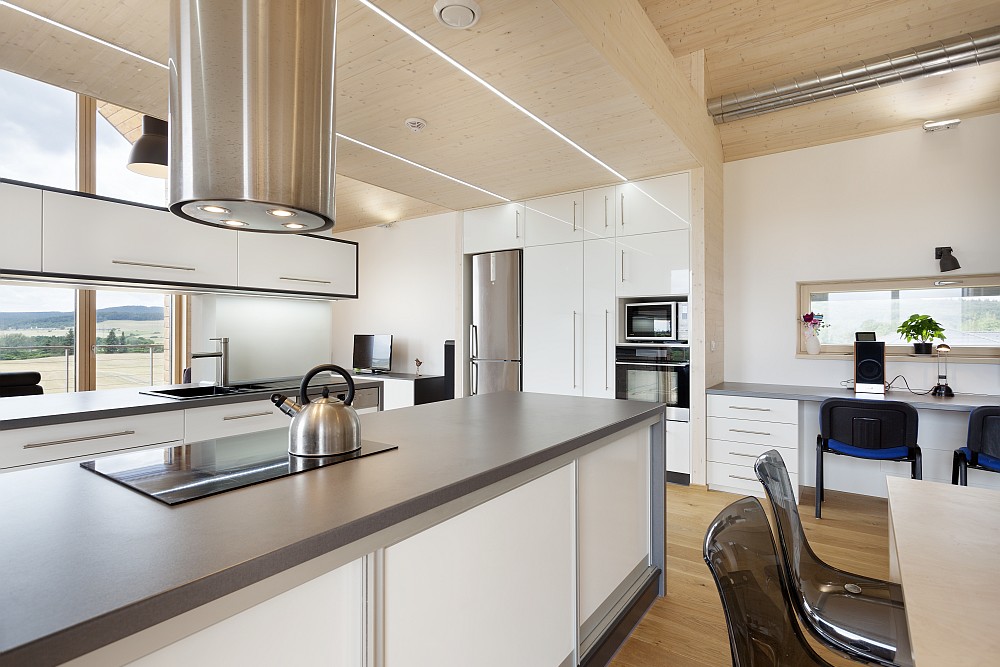 nizkoenergeticka-drevostavba-pasivni-dum-plechova-fasada-interier-kuchyne-2