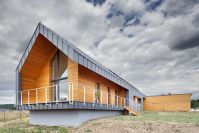 nizkoenergeticka-drevostavba-pasivni-dum-plechova-fasada-exterier-1