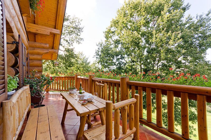 navsteva-drevostavby-srub-dolce-leben-ok-pyrus-exterier-terasa-dreveny-nabytek-z-kulatiny-vyhled