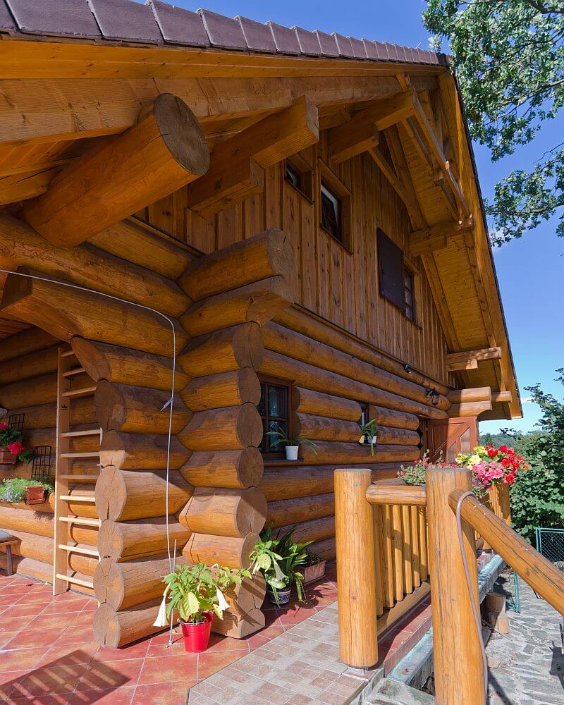 navsteva-drevostavby-srub-dolce-leben-ok-pyrus-exterier-terasa-zabradli-z-masivniho-dreva