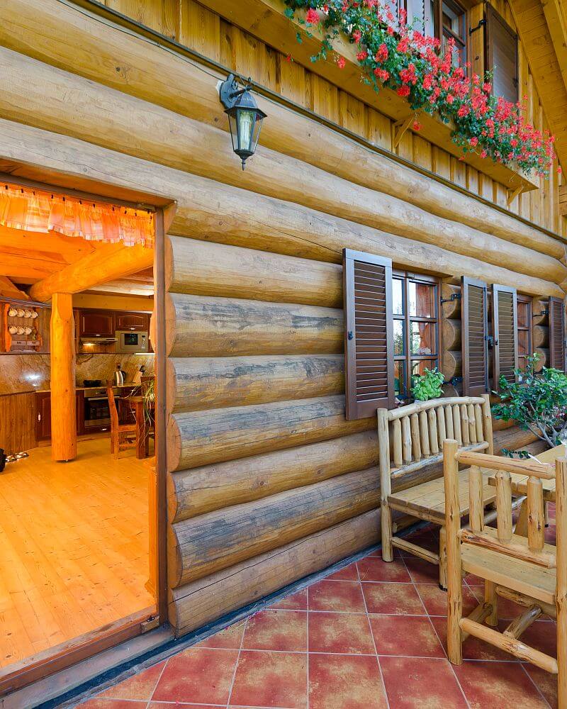 navsteva-drevostavby-srub-dolce-leben-ok-pyrus-exterier-vstup-na-terasu-dreveny-nabytek-z-kulatiny