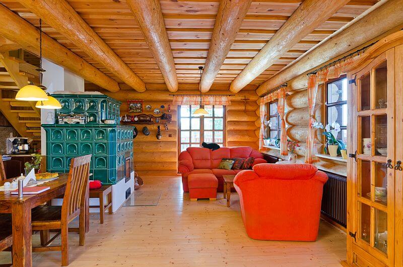 navsteva-drevostavby-srub-dolce-leben-ok-pyrus-interier-hlavni-obytna-mistnost-kachlova-kamna-jidelni-stul