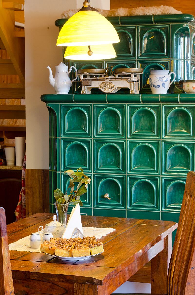 navsteva-drevostavby-srub-dolce-leben-ok-pyrus-interier-kachlova-kamna-jidelni-stul