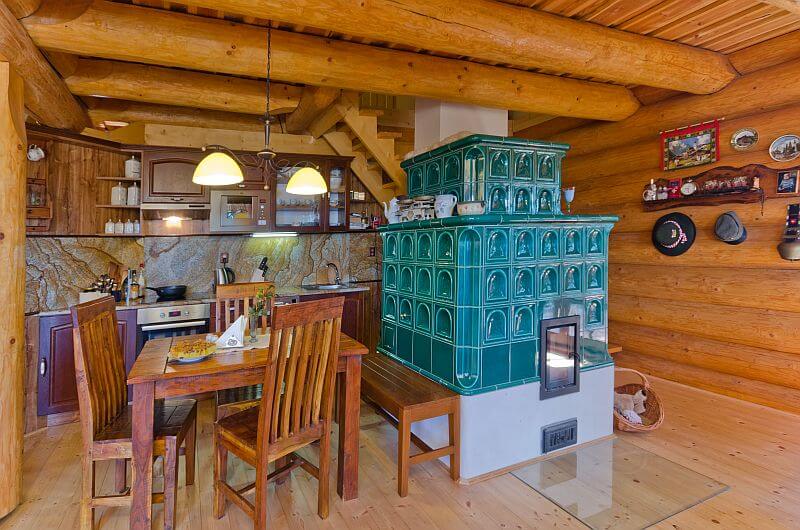 navsteva-drevostavby-srub-dolce-leben-ok-pyrus-interier-kuchyne-jidelni-stul-kachlova-kamna-drevene-schodiste