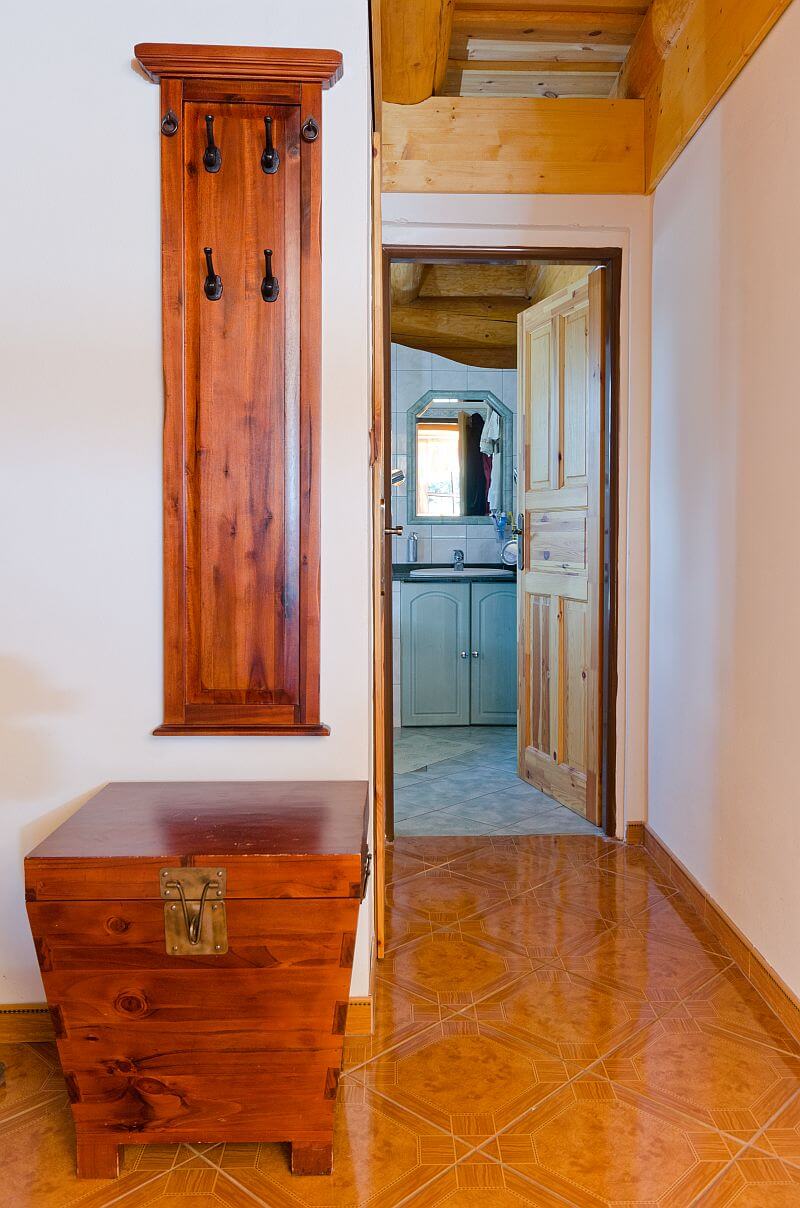 navsteva-drevostavby-srub-dolce-leben-ok-pyrus-interier-predsinova-stena-drevena-truhla