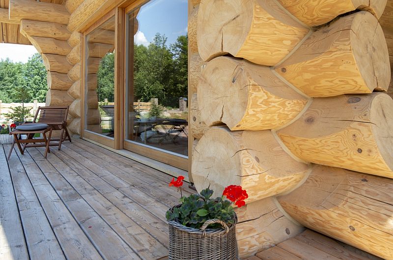 navsteva-drevostavby-domov-v-srdci-beskyd-sruby-pacak-exterier-jedlova-kulatina-rohovy-spoj