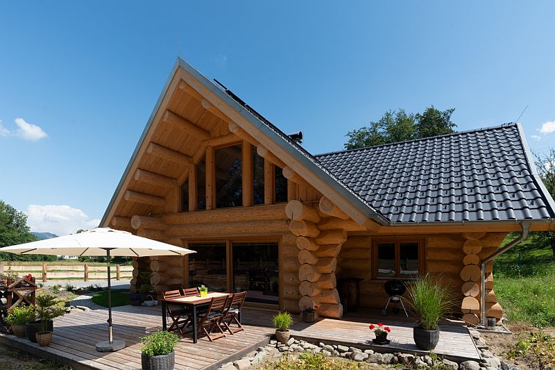 navsteva-drevostavby-domov-v-srdci-beskyd-sruby-pacak-exterier-terasa-slunecnik