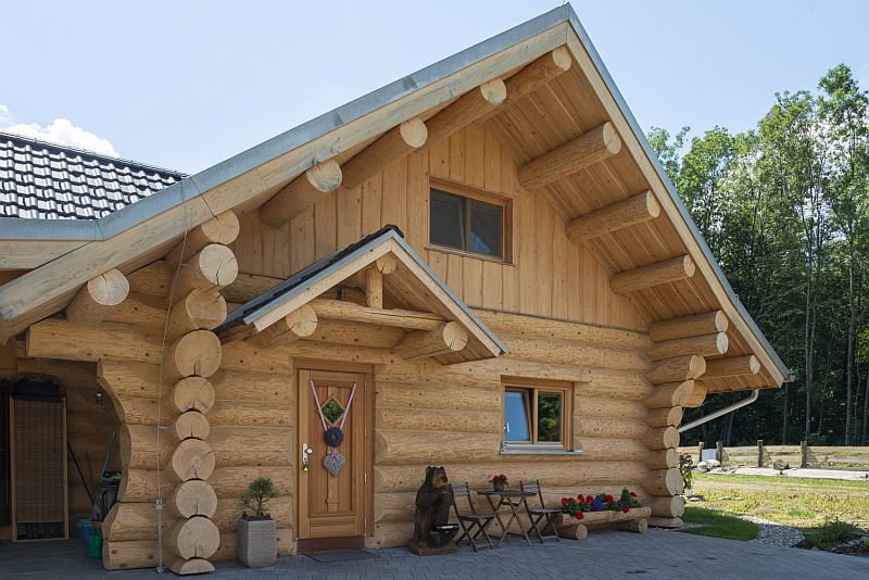 navsteva-drevostavby-domov-v-srdci-beskyd-sruby-pacak-exterier-vstup-detail