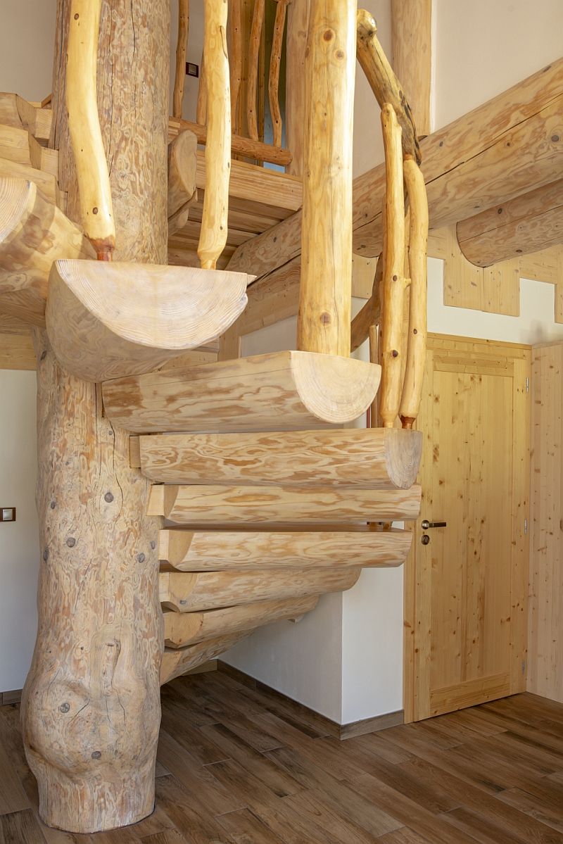navsteva-drevostavby-domov-v-srdci-beskyd-sruby-pacak-interier-drevene-schodiste-detail