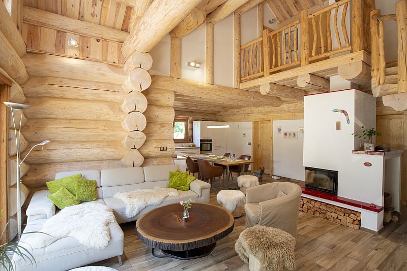 navsteva-drevostavby-domov-v-srdci-beskyd-sruby-pacak-interier-hlavni-obytny-prostor-krbova-kamna