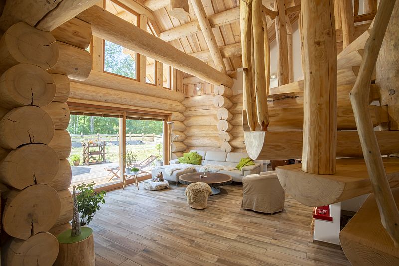 navsteva-drevostavby-domov-v-srdci-beskyd-sruby-pacak-interier-hlavni-obytny-prostor-portal
