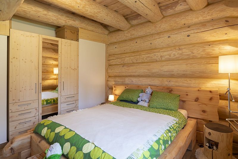 navsteva-drevostavby-domov-v-srdci-beskyd-sruby-pacak-interier-loznice