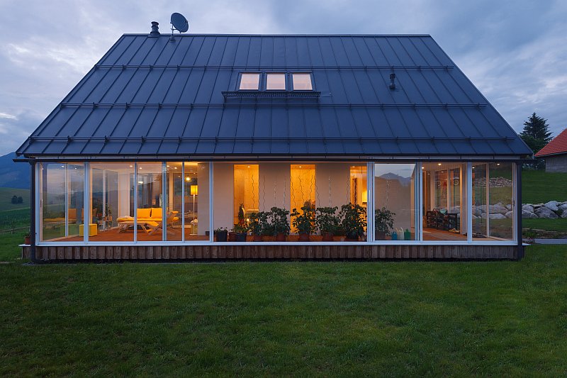 navsteva-drevostavby-dotazeny-v-kazdem-detailu-prodesi-domesi-exterier-drevena-fasada-prosklena-terasa-vecer