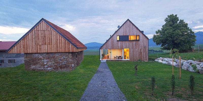 navsteva-drevostavby-dotazeny-v-kazdem-detailu-prodesi-domesi-exterier-drevena-fasada-stitova-strana-cesta-k-domu